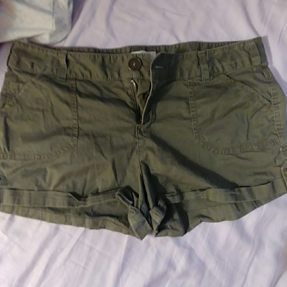 Candie's cargo type shorts